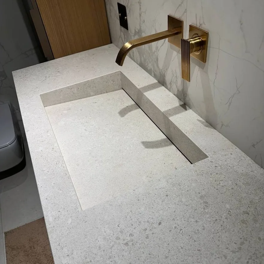 Умивальник підвісний Luxestone 120x55x16 см з керамограніту, зі щілинним зливом та повортною ревізією (Stonesink_model_10_2) - Фото 2