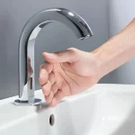 Смеситель для умывальника Geberit Piave, вертикальный монтаж, питание от батарей (116.164.21.1) - Фото 3