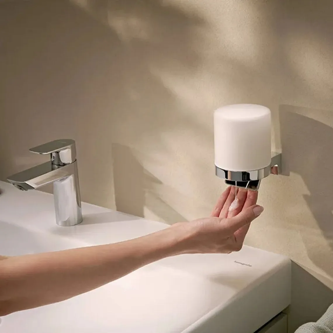 Дозатор рідкого мила Hansgrohe AddStoris S підвісний, Chrome/скло (41765000) - Фото 2